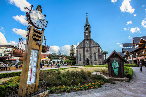 Gramado é uma cidade situada na região serrana do Rio Grande do Sul, Brasil, famosa por suas paisagens montanhosas, clima frio, arquitetura europeia e eventos 
culturais, como o Natal Luz e o Festival de Cinema. É um destino turístico muito procurado, especialmente durante o inverno, e conta com diversas atrações como o 
Mini Mundo, o Lago Negro e a Rua Coberta.