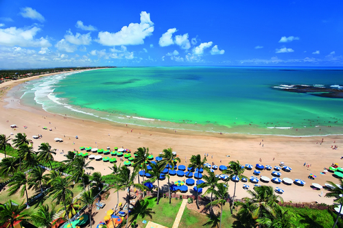 Porto de Galinhas é uma cidade localizada no litoral sul de Pernambuco, Brasil, conhecida por suas praias de águas cristalinas e piscinas naturais formadas pelos 
recifes de coral. É um destino turístico popular para brasileiros e estrangeiros, com uma infraestrutura completa de hotéis, restaurantes e lojas.