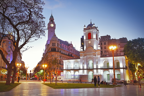 Buenos Aires é a capital da Argentina, conhecida por sua vibrante cultura, arquitetura europeia, gastronomia e tradição em tango. A cidade oferece diversas atrações 
turísticas, como a famosa avenida 9 de Julho, o Obelisco, a Casa Rosada (sede do governo), o cemitério da Recoleta (onde está o túmulo de Eva Perón), o Teatro Colón 
(uma das melhores casas de ópera do mundo) e o bairro histórico de San Telmo. Além disso, Buenos Aires oferece uma vida noturna agitada, com muitos bares, restaurantes
e clubes de tango.