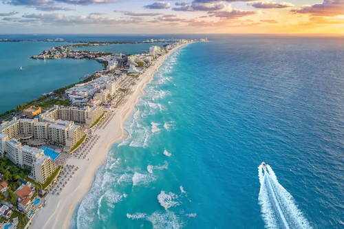 Cancún é uma cidade localizada na Península de Yucatán, no México, conhecida por suas praias de areia branca e águas cristalinas, que oferecem ótimas oportunidades
para mergulho e snorkeling. A cidade é um destino turístico popular, com uma ampla variedade de resorts, restaurantes, lojas e vida noturna. Além das praias, os 
turistas podem visitar a antiga cidade maia de Chichén Itzá, explorar as cavernas de Rio Secreto, nadar com golfinhos e observar a vida marinha no Aquário Interativo 
de Cancún.