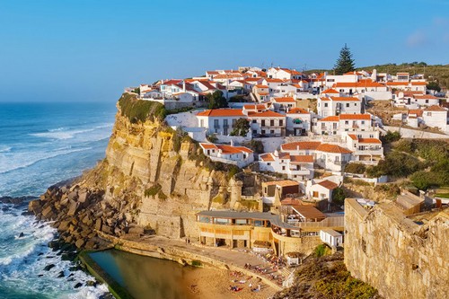 Portugal é um país localizado na Europa, conhecido por sua rica história, cultura e belas paisagens naturais. Sua capital, Lisboa, é uma cidade histórica e 
cosmopolita, com arquitetura deslumbrante, gastronomia deliciosa e uma cena artística vibrante. O país é famoso por sua produção de vinho, especialmente do Porto,
e por suas praias de areia dourada no Algarve. Portugal também é o lar de cidades históricas como Porto, Coimbra e Évora, além de ser o ponto de partida para explorar
as belas ilhas da Madeira e dos Açores.